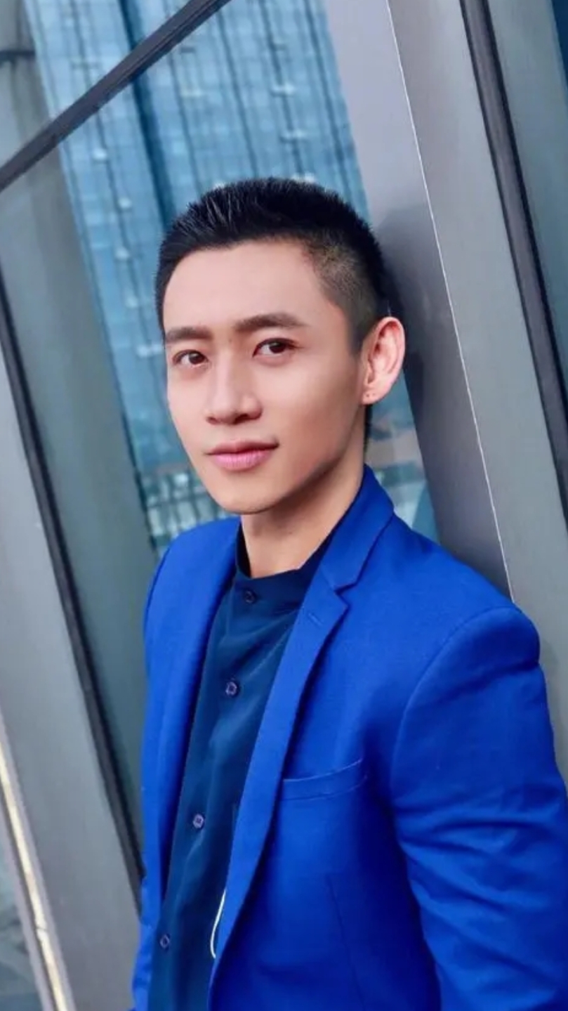 早春穿搭#魏晨晒新照,蓝色西装配寸头,帅气十足