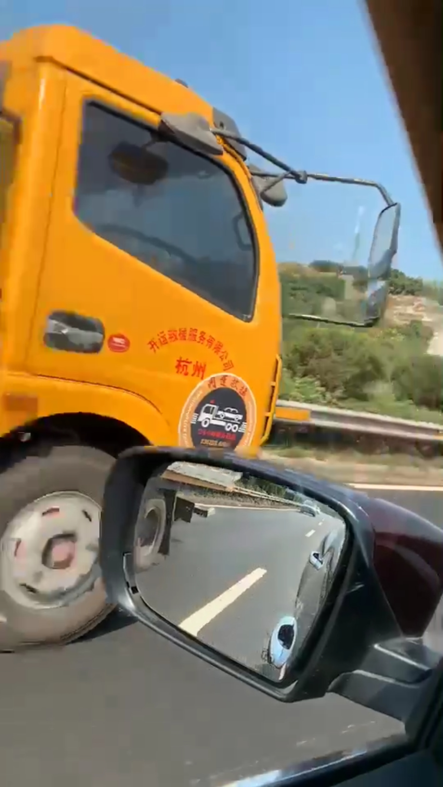 透明箱子装一辆黄色拉法的板车