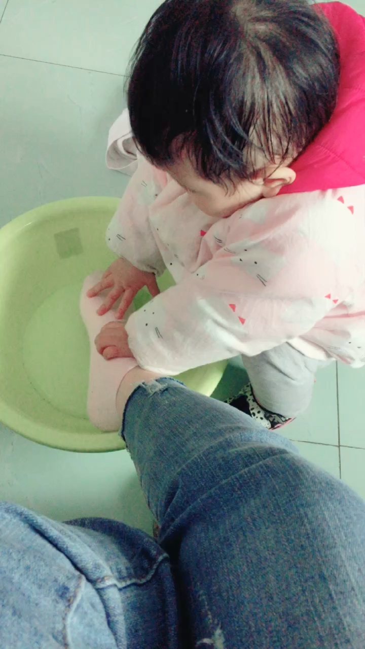 真是贴心小棉袄的,我的小公主,想给妈妈洗脚,爱你