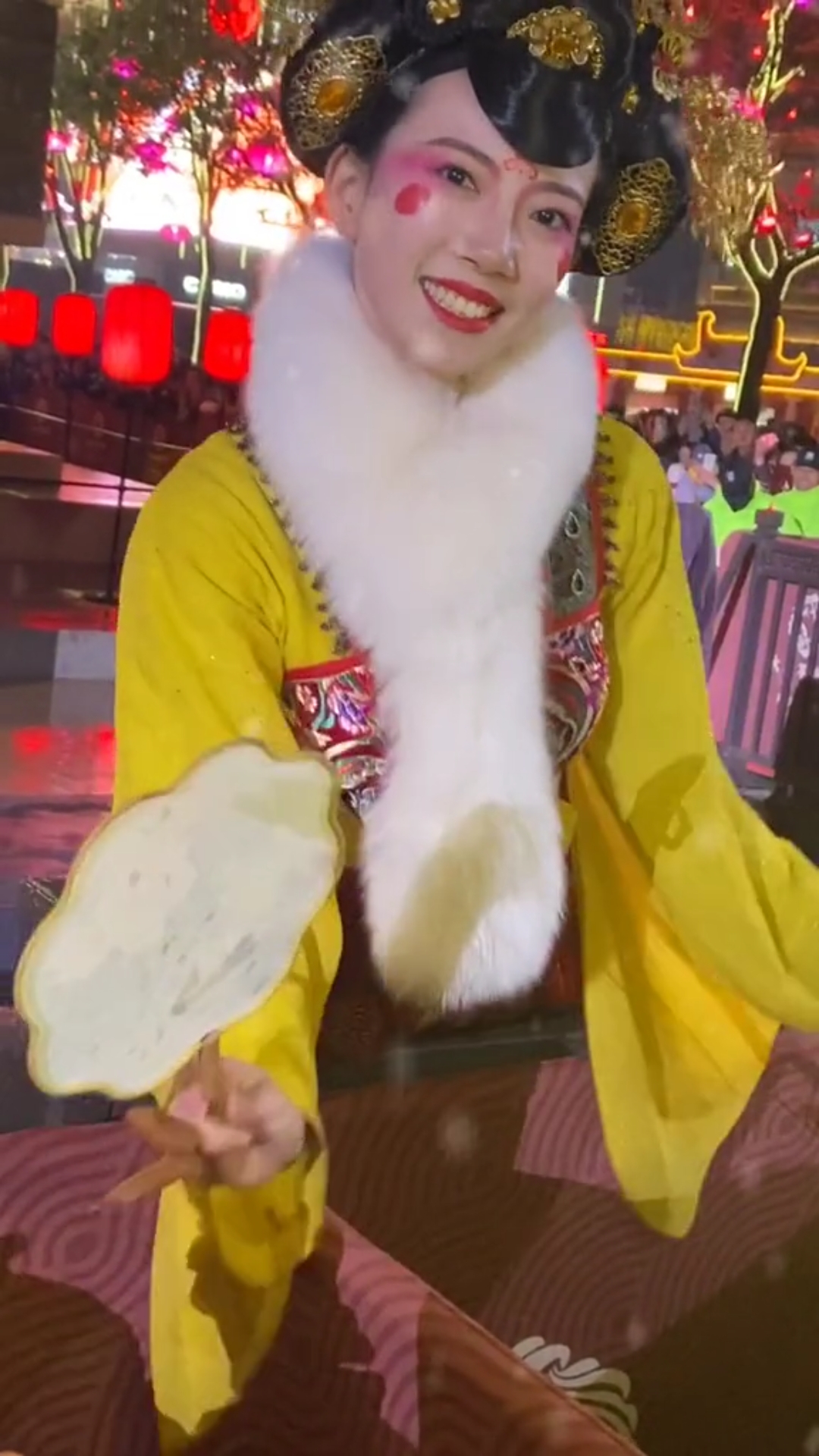 大唐不夜城不倒翁小姐姐#真好看,皮卡晨上线了!