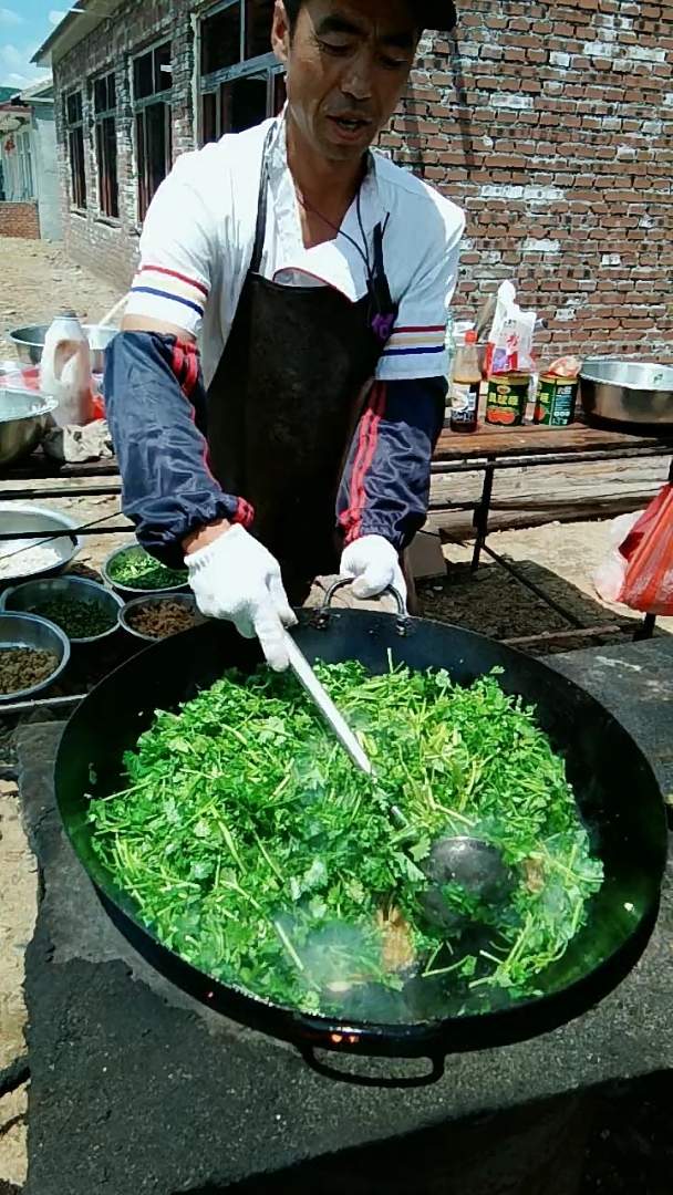农村大铁锅炒菜,爽