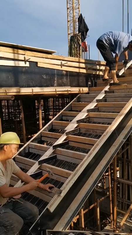 浇灌混凝土,加班啥时候干完楼梯,啥时候回去,兄弟们辛苦了.