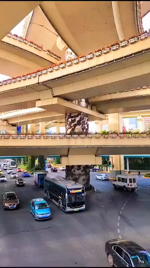 上海九龙柱,传说下面是条龙脉!支起六条高架交汇点!