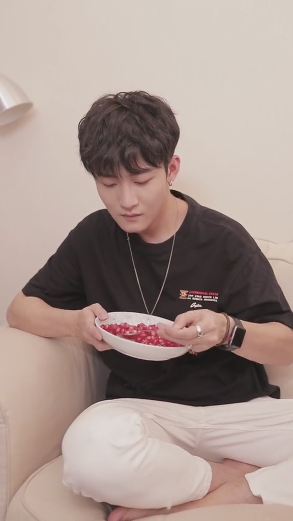 买了好吃的石榴,必须跟我的好兄弟分享恋与白侍从恋与三岁