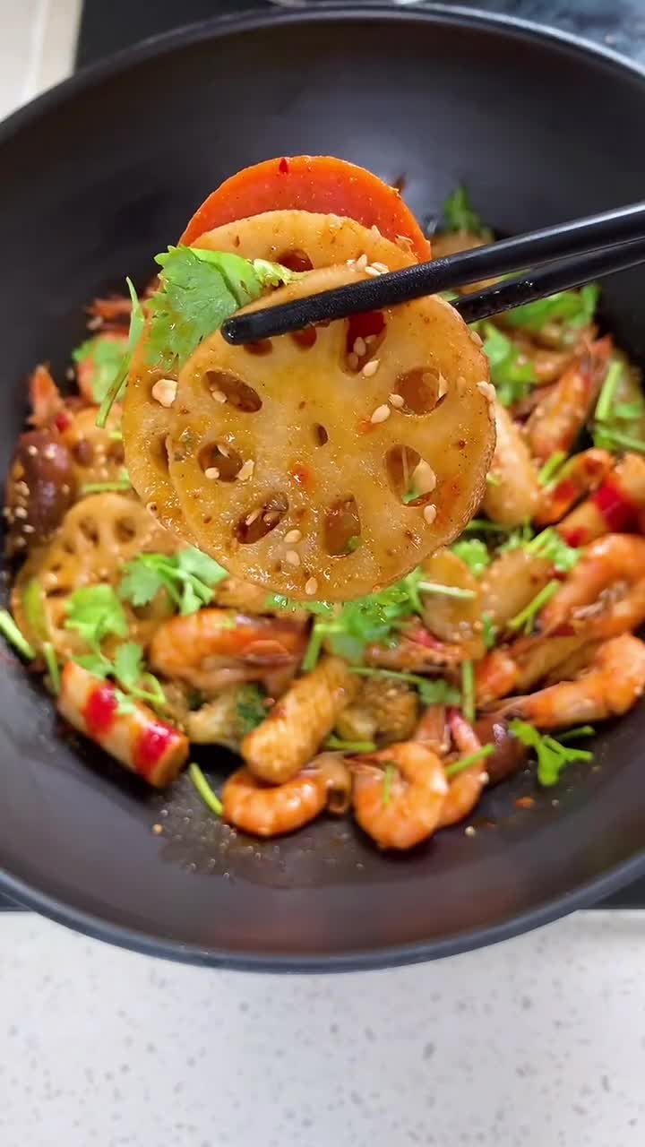 今天做的麻辣香锅,这道菜我们家隔三叉五就做一次!