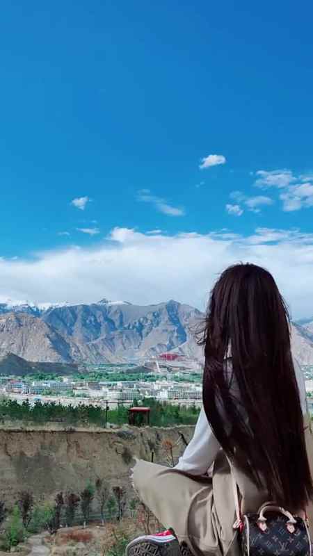 最近这个小姐姐火了!光看背影就美的不可方物,好期待她回头啊!