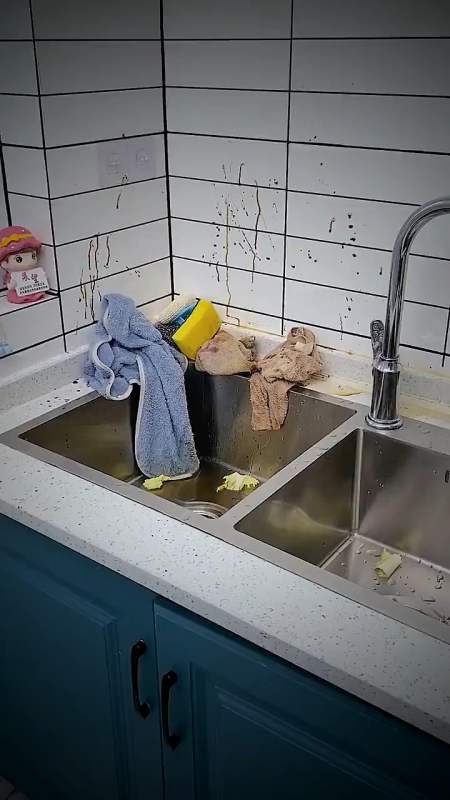 厨房里的抹布一定又挂起来才不会有异味,抹布架选这种上墙的,省空间又