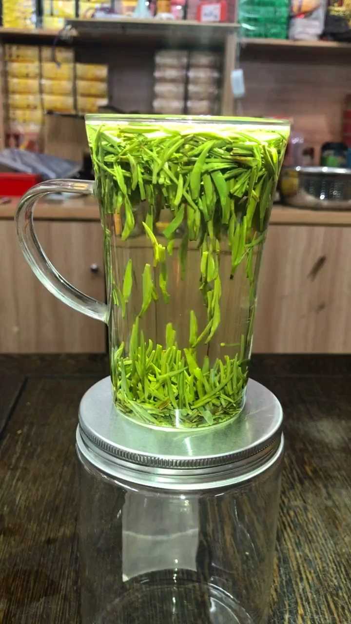 雀舌色泽绿中带黄,白毫特多,冲泡后茶水甘爽,清香,滋味可口.