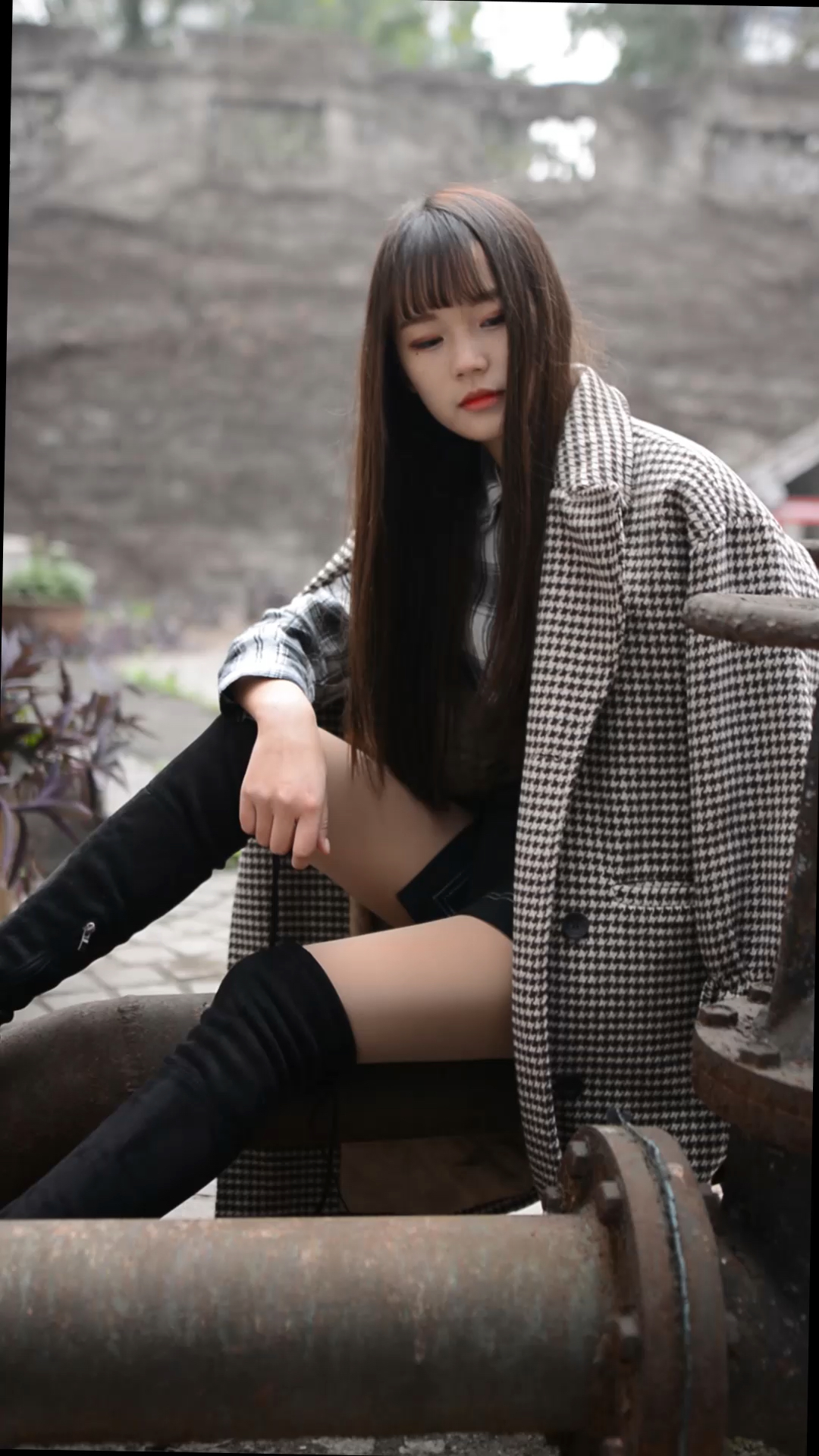 霸气大姐大的范儿,边走边唱