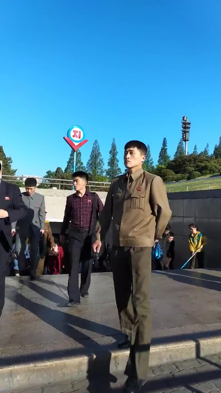 朝鲜的女人都爱穿裙子,男人穿的正装跟中国的中山装似的!-度小视