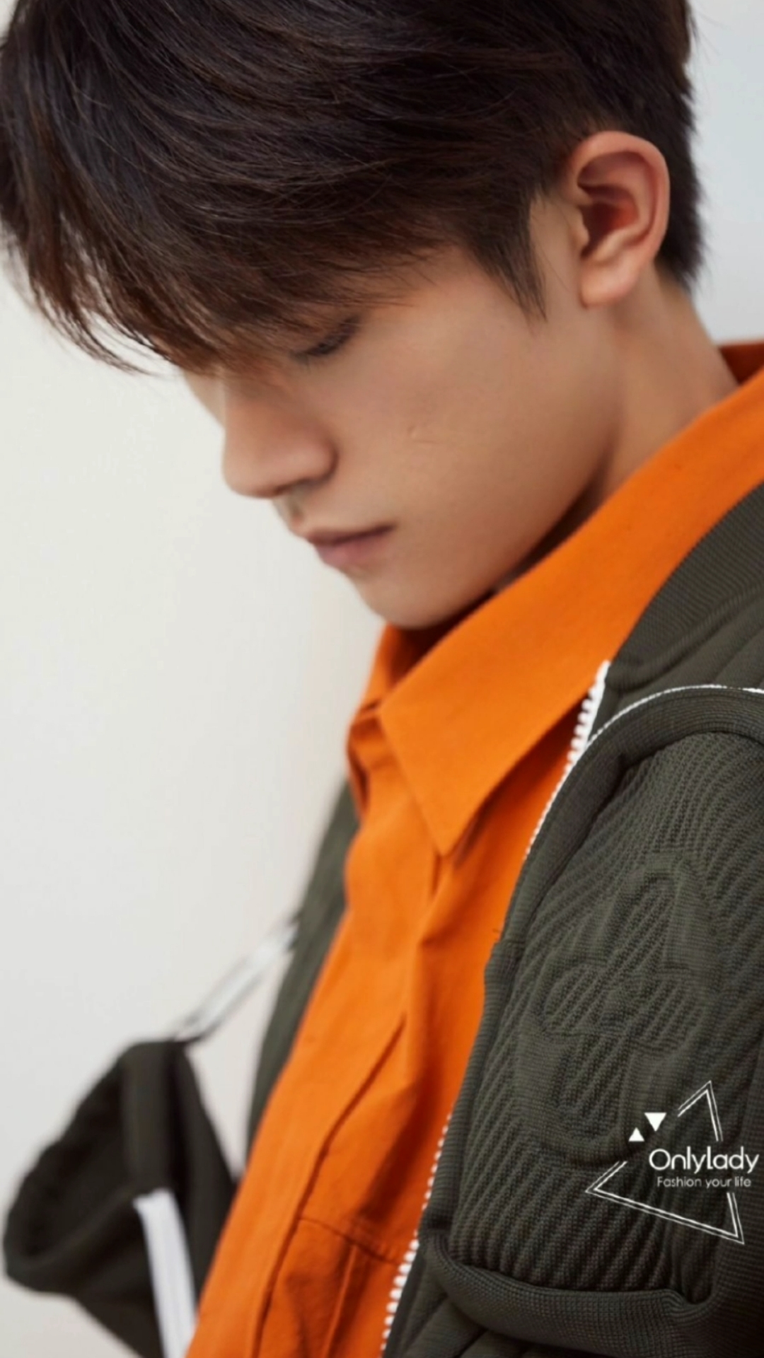 易烊千玺橙色衬衫搭配灰绿色马甲,少年朝气跃然眼前