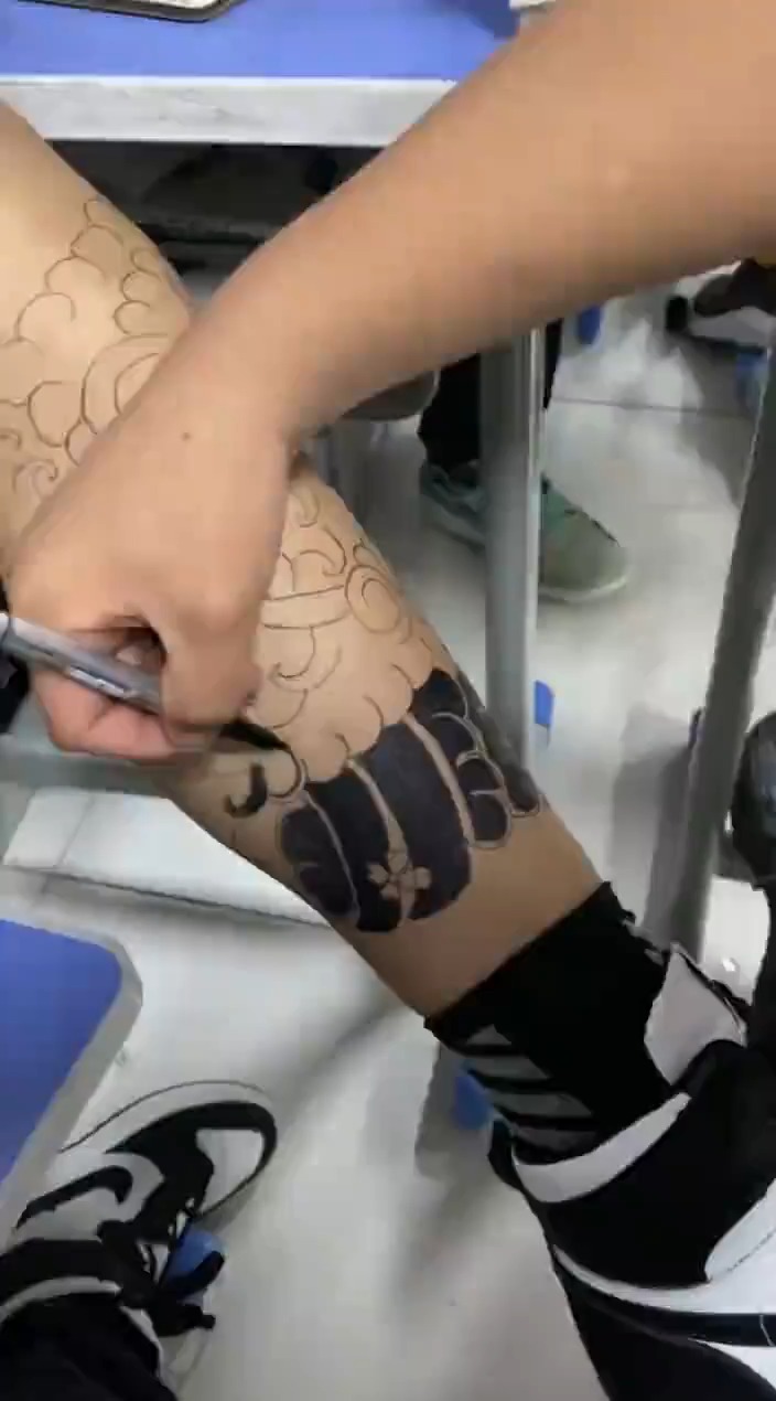 搞笑视频#又是一个被学习耽误的纹身师