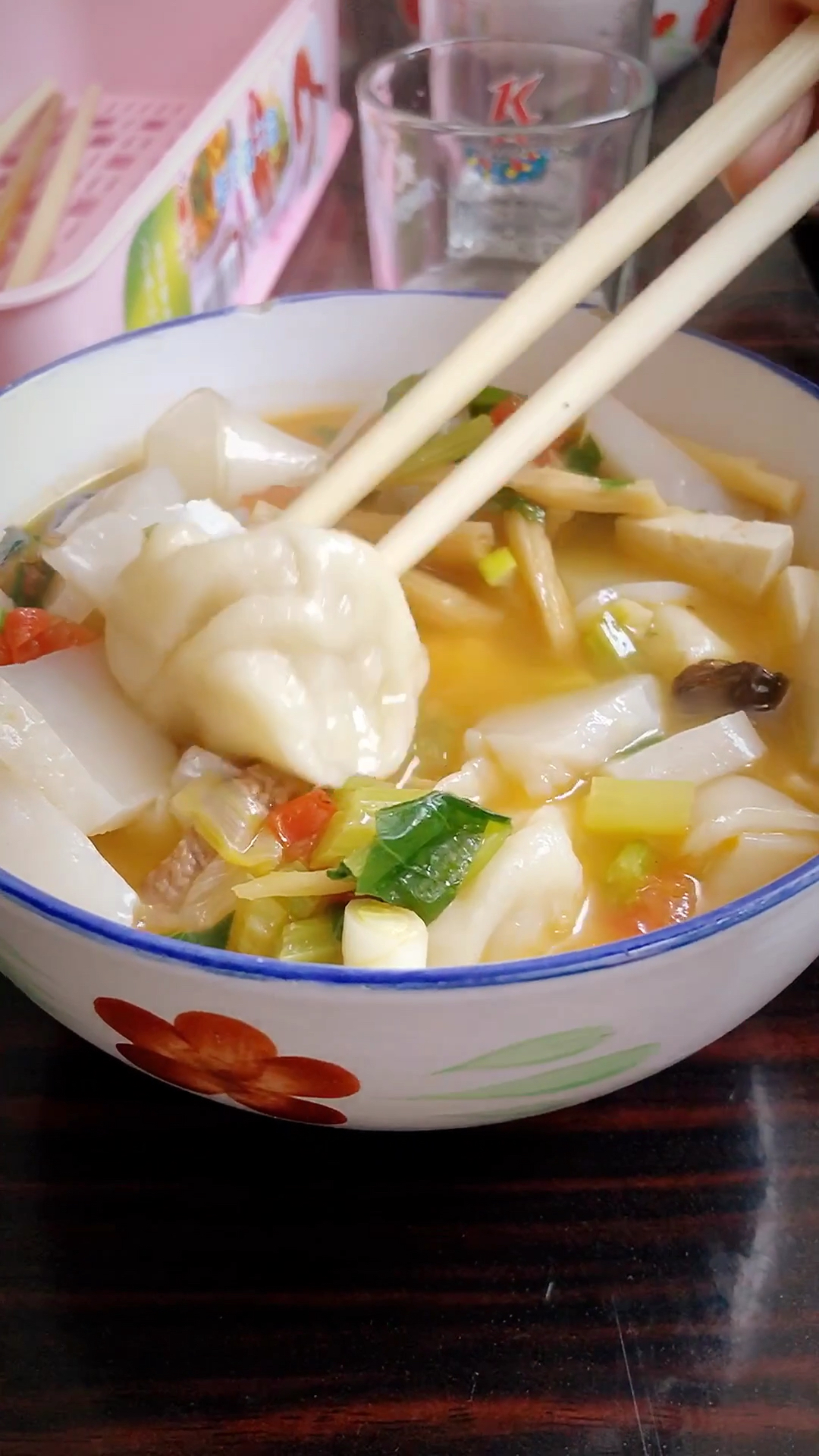 舌尖上的旅行#饺子还可以这样吃,粉汤饺子,定边美食-度小视