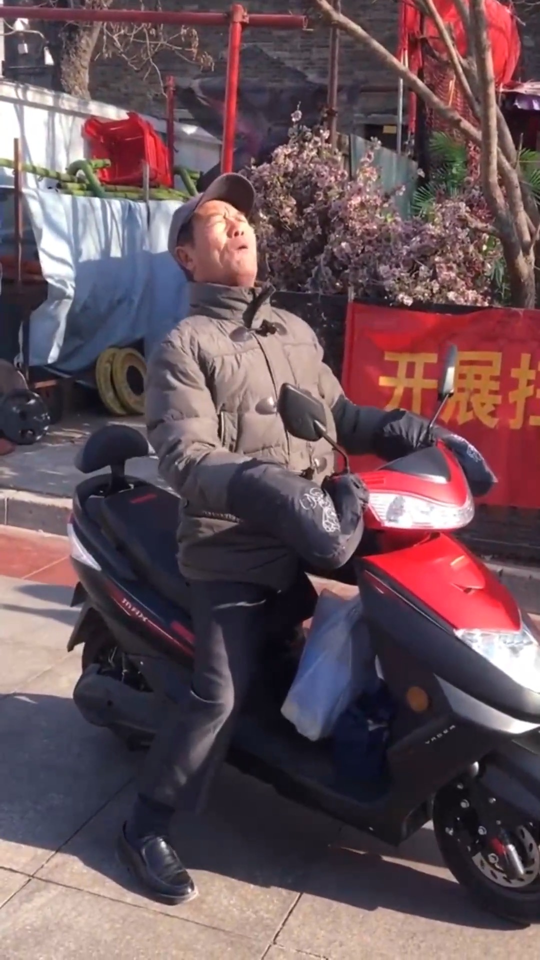 娱乐#天津网红大爷会唱的歌还真不少,这首歌也被他唱出了自己的风格!