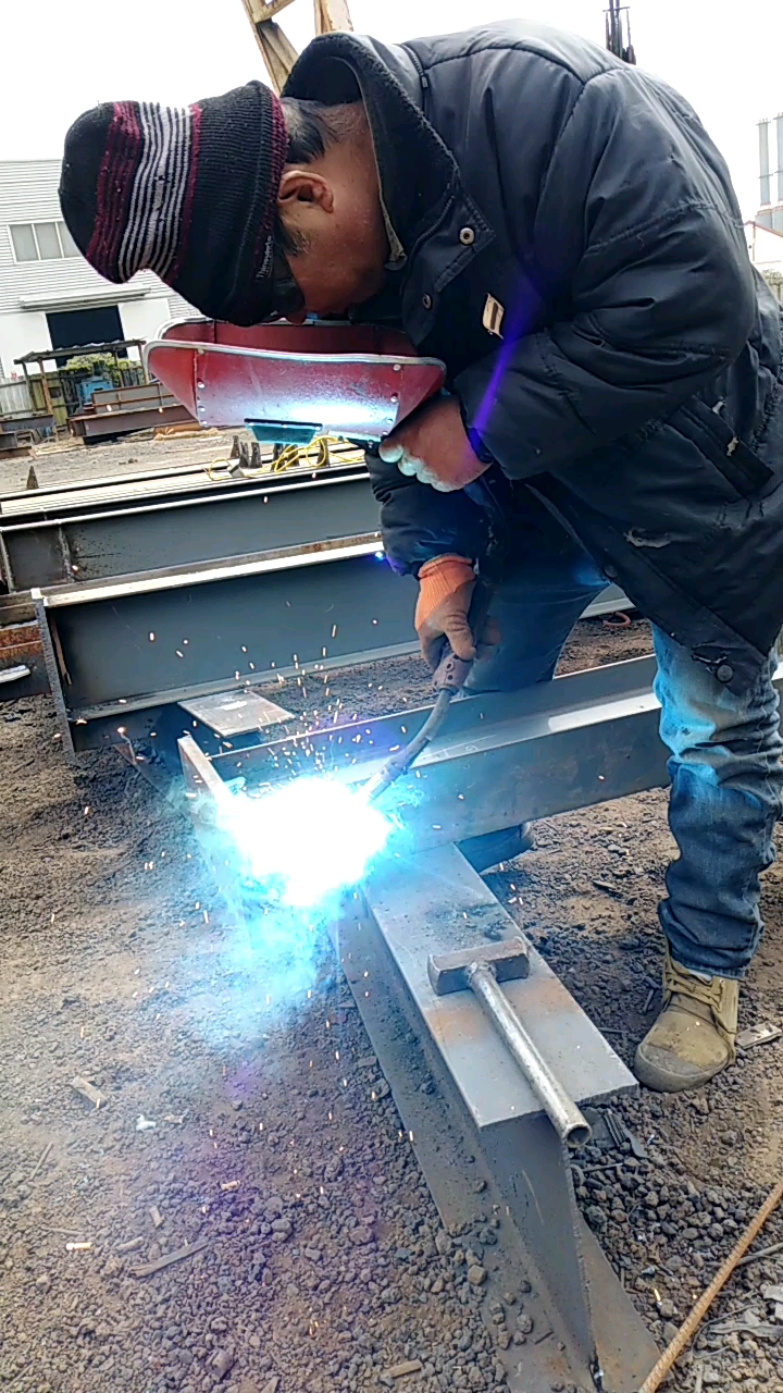 高级焊工带风焊