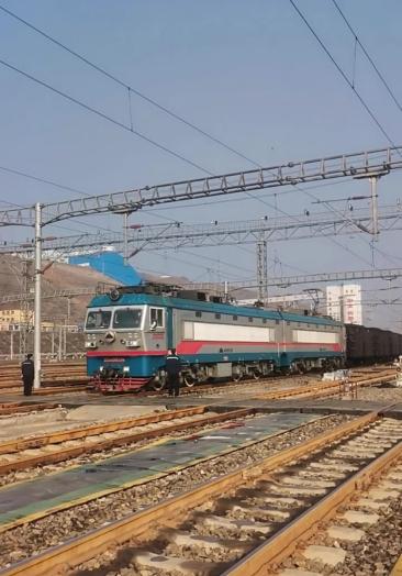 开火车#韶山4b电力机车牵引进站