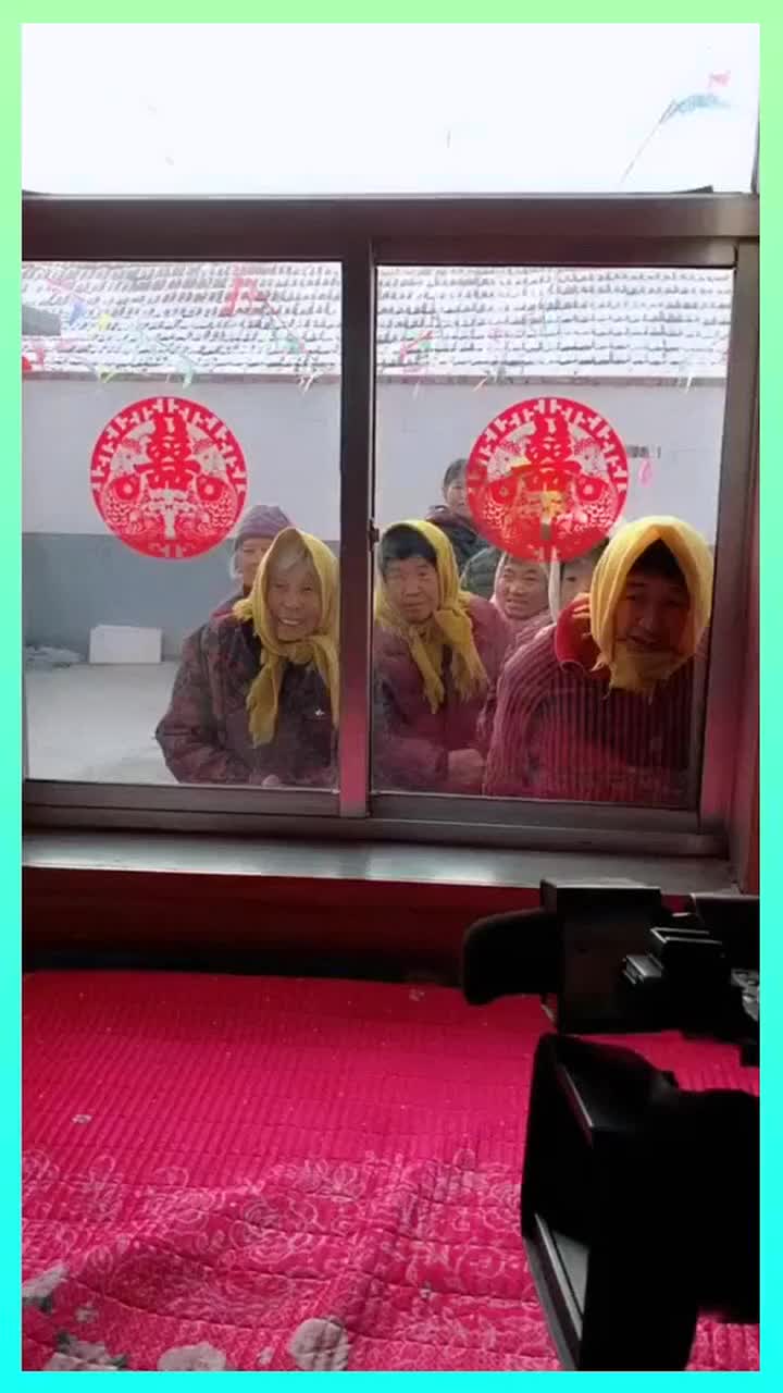 新娘刚进门就遭到围观,村里大妈清一色头巾