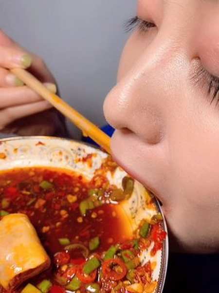 羊肉肠熟啦今晚开吃蘸上酱料根本停不下来