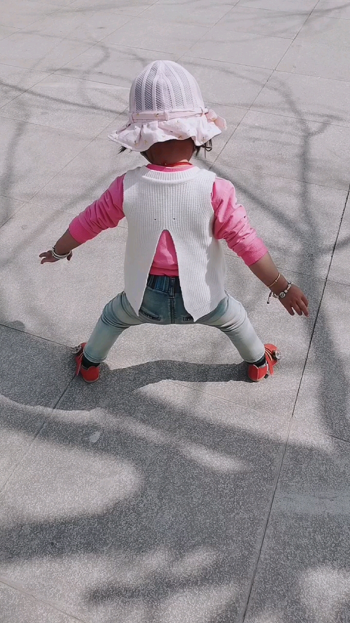 家有萌娃#我是天不怕地不怕的小可爱,女孩身子,男孩性格有胆大又淘气