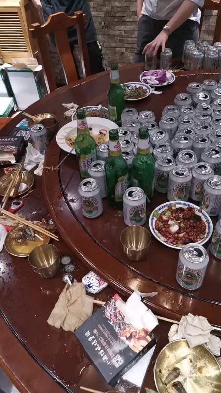 山东酒量好#这就是山东人的酒量,客人走后拍下这一幕,这才叫喝酒!