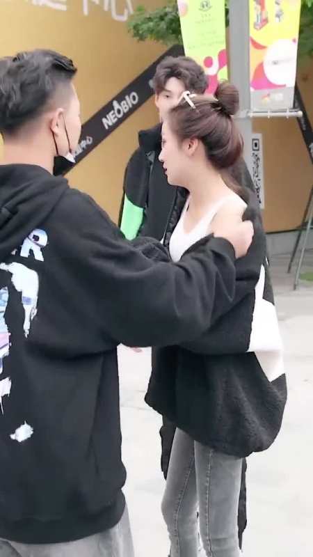 大叔当着小姐姐男朋友亲自手把手教拉衣服,露肩膀.