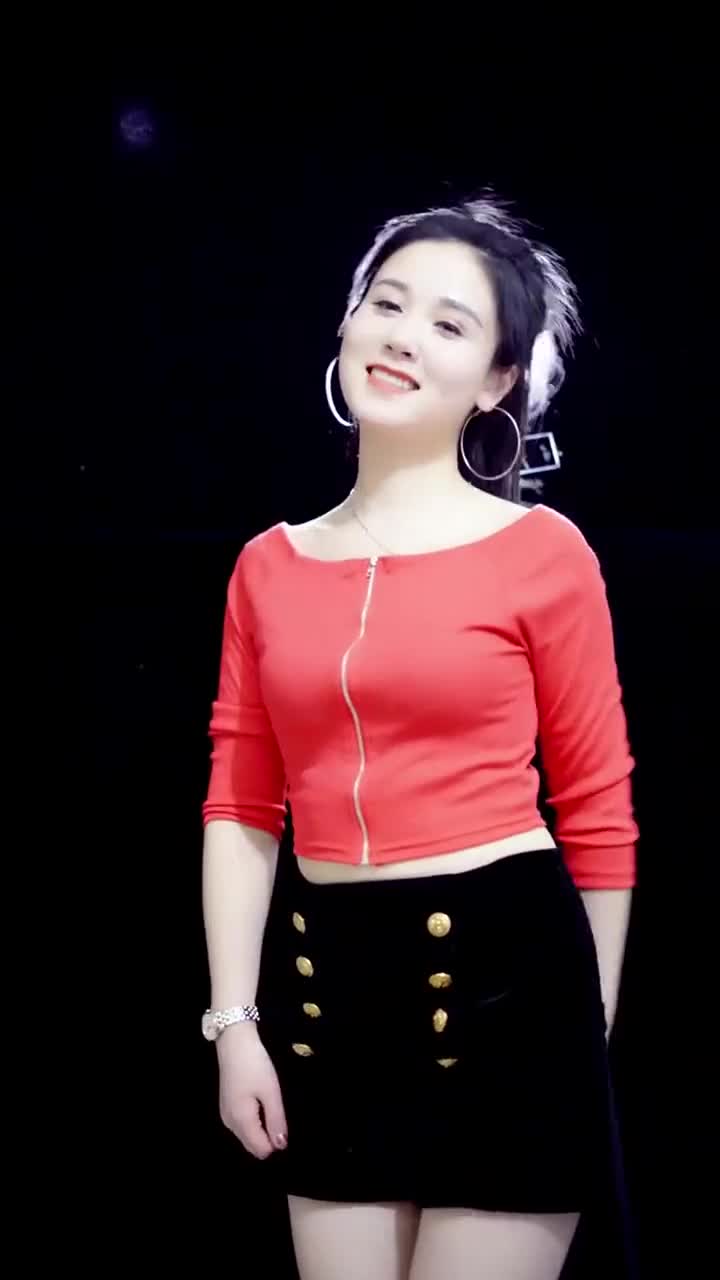 风情女歌手一首dj版《为了梦想闯一闯》,舞姿妖娆,人美歌甜