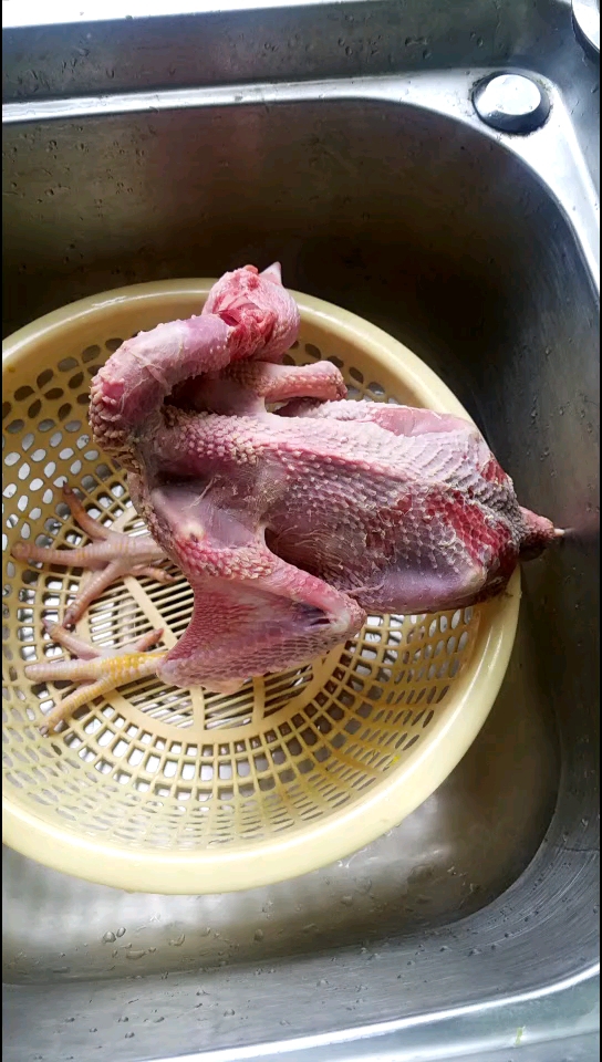 杀好拔好毛都不敢吃了,这鸡发生了什么