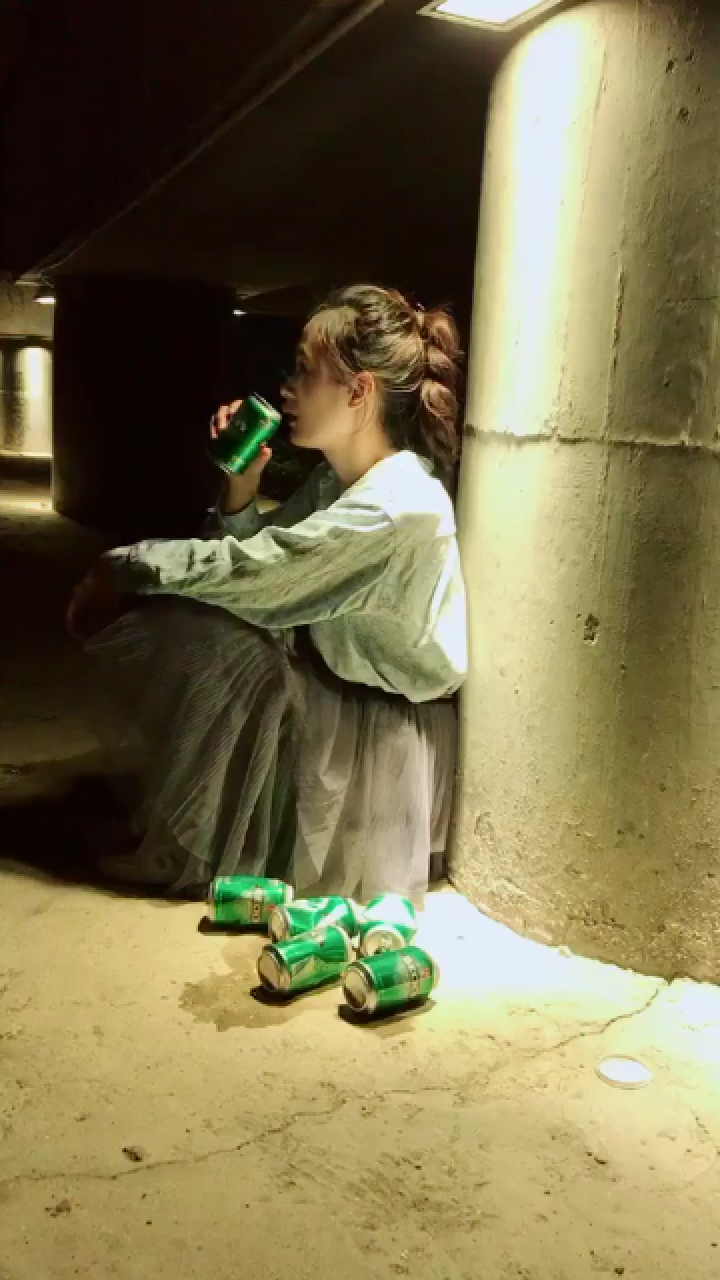 离婚的女人好心苦,一个人难过的时候只能自己躲起来买醉