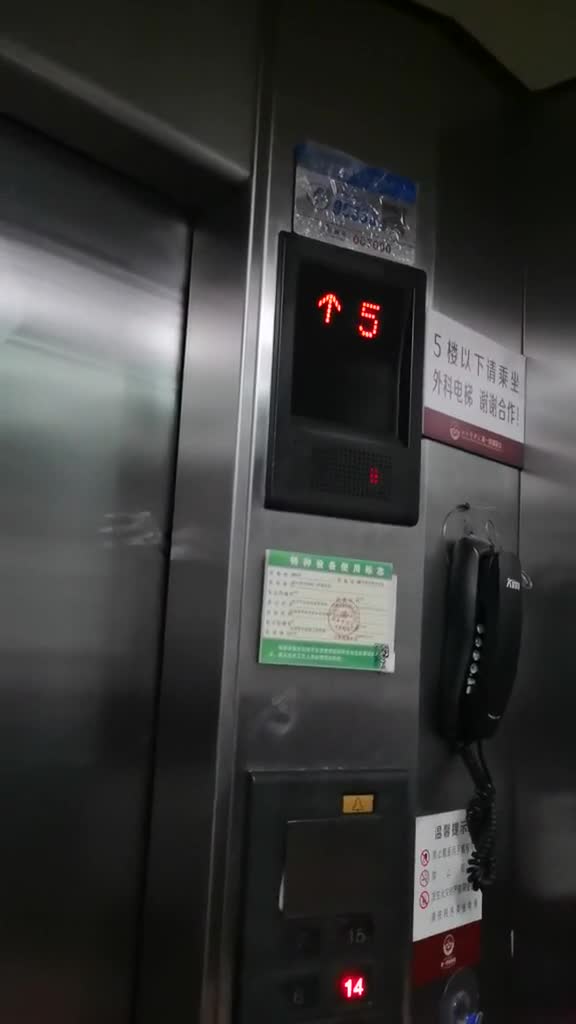 医院里见过睡走廊睡楼道睡电梯里还第一次见这一晚上不知道要上下楼
