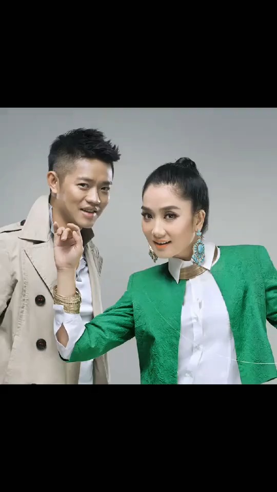 凤凰传奇出道15年,二人即是搭档又是师生,如今二人都已结婚生子-度小