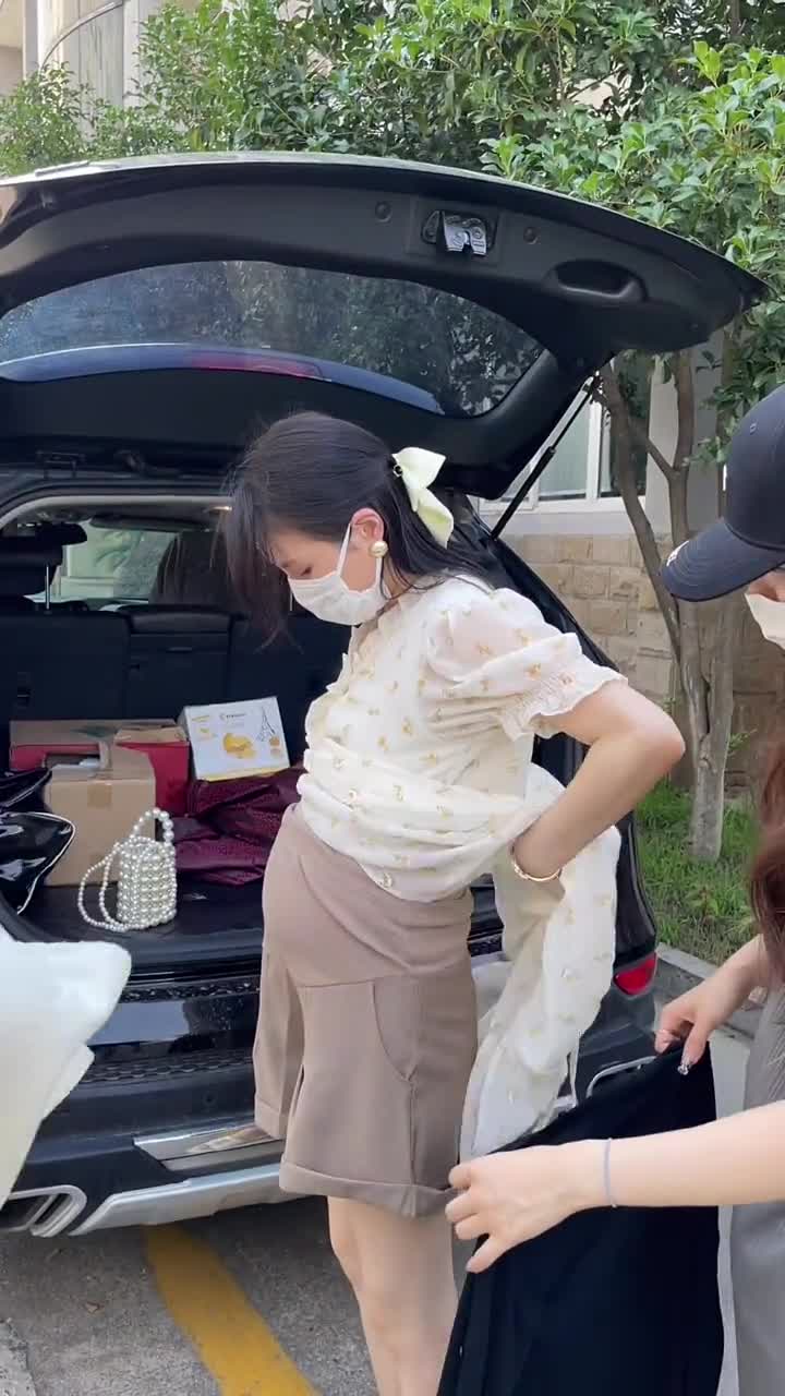 孕5个月,照样上班当模特,室外换衣服习以为常,老公不疼婆婆不爱,孕期