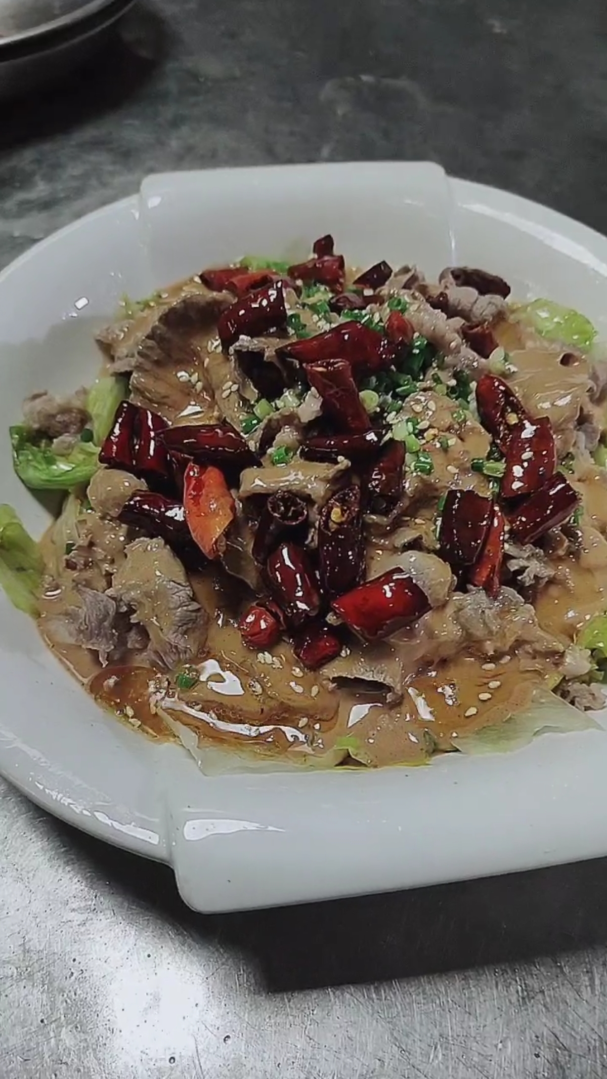 油泼羊肉最后一步最关键,油泼辣子油要热.