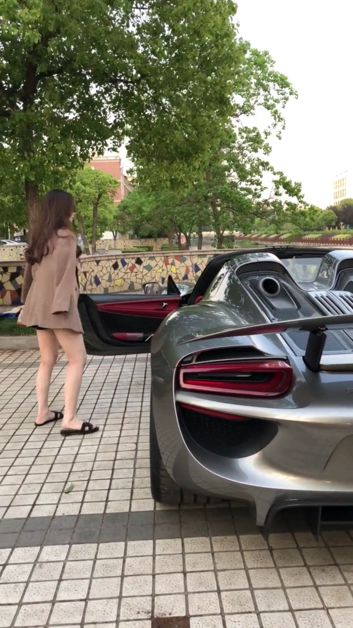 富家千金小姐姐开千万级保时捷918