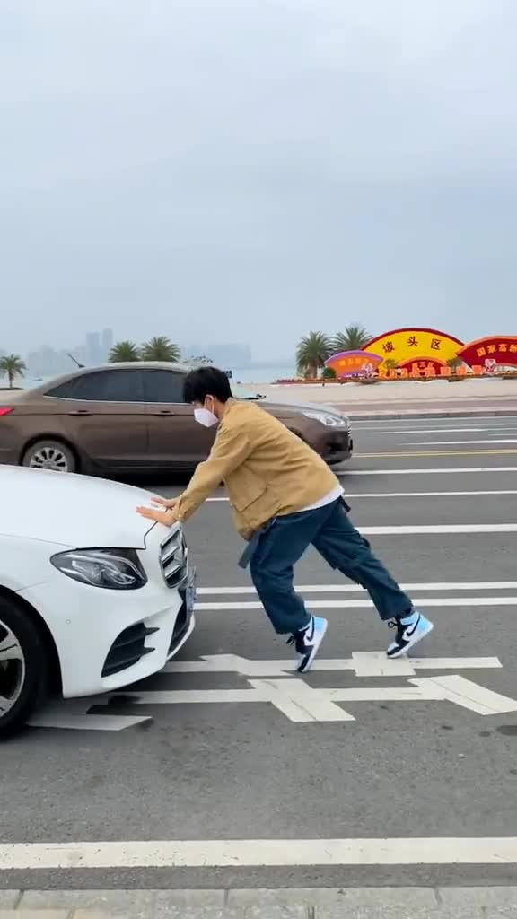 滑脚怪v:上次滑步被大爷三轮车压脚住了一个月医院