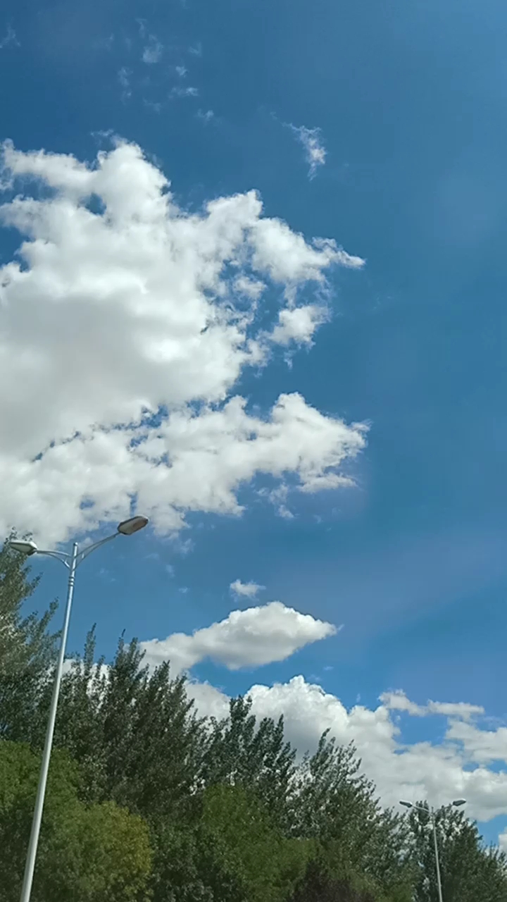 天朗气清,白云飞动蔚蓝天,今天的天空好蓝好漂亮.