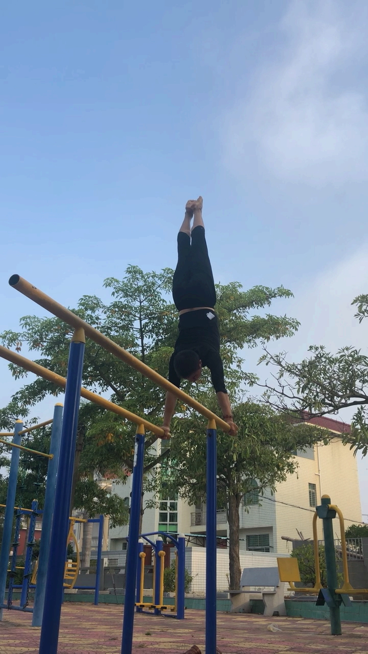 来个双杠慢起倒立