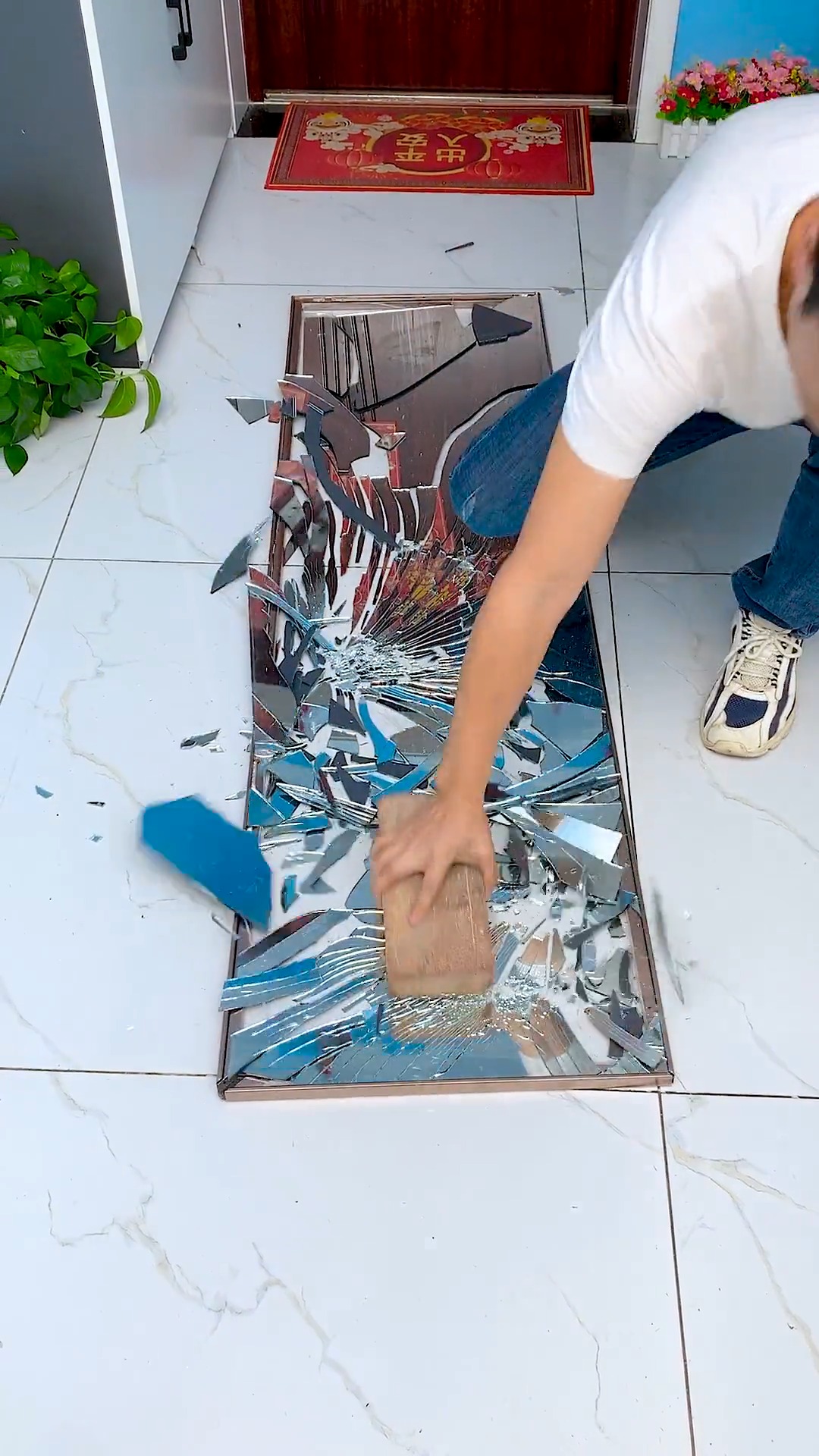 老公脾气也太暴了吧,竟然把家里的镜子砸碎了.