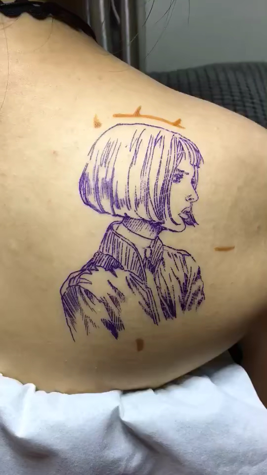 杀手不太冷女主,纹身进行中