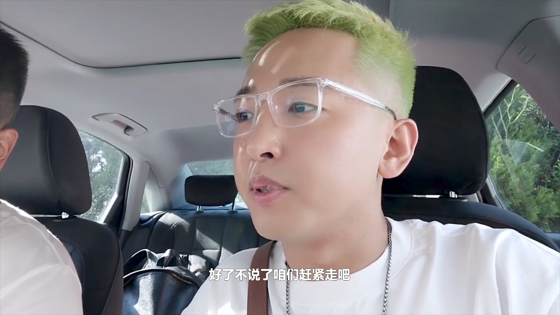 vlog日常#老撕鸡vlog60:租了辆豪车带表弟回农村,500多一天有点小贵!