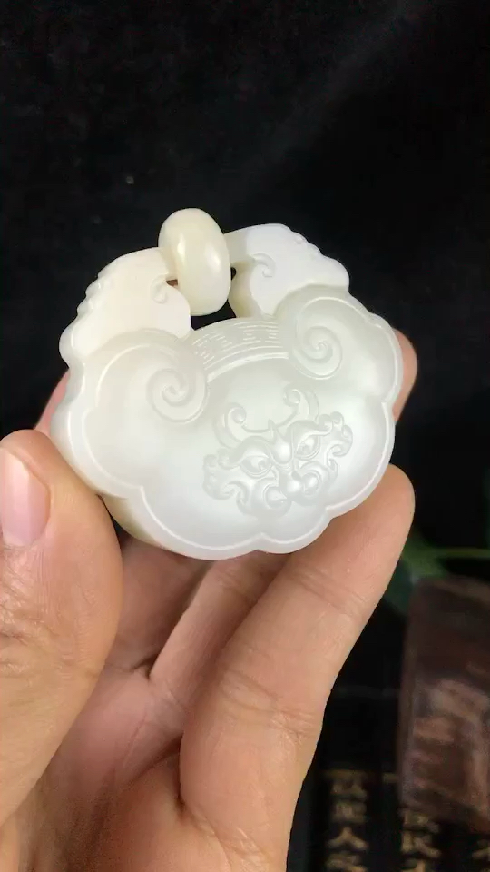 精品和田玉白玉吉祥如意兽面锁
