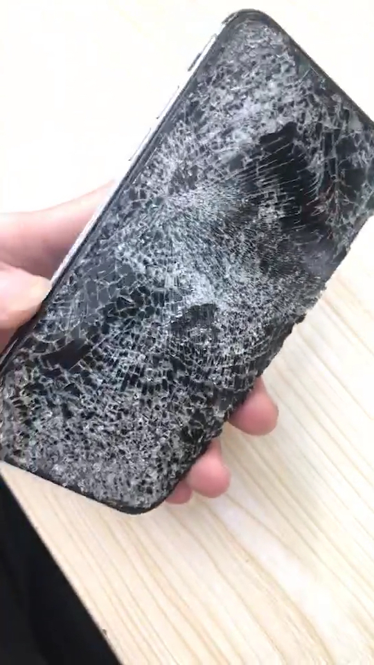 iphonex砸了个粉碎型骨折,彻底废了.