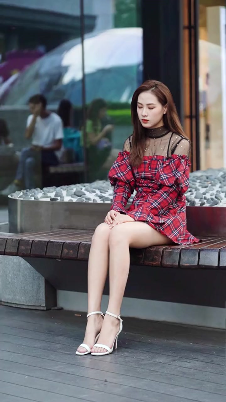 美女#遇见姐姐睡着了,单身狗都这样干么?藏肉显瘦穿搭#街拍美女