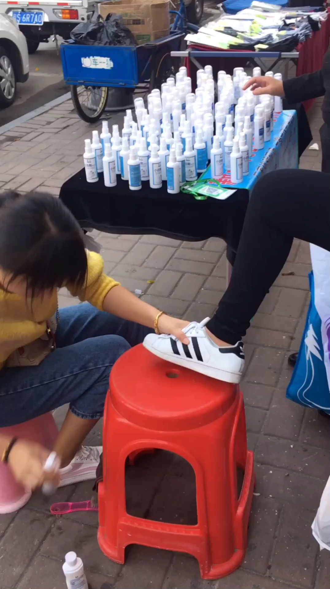 街头最美擦鞋妹