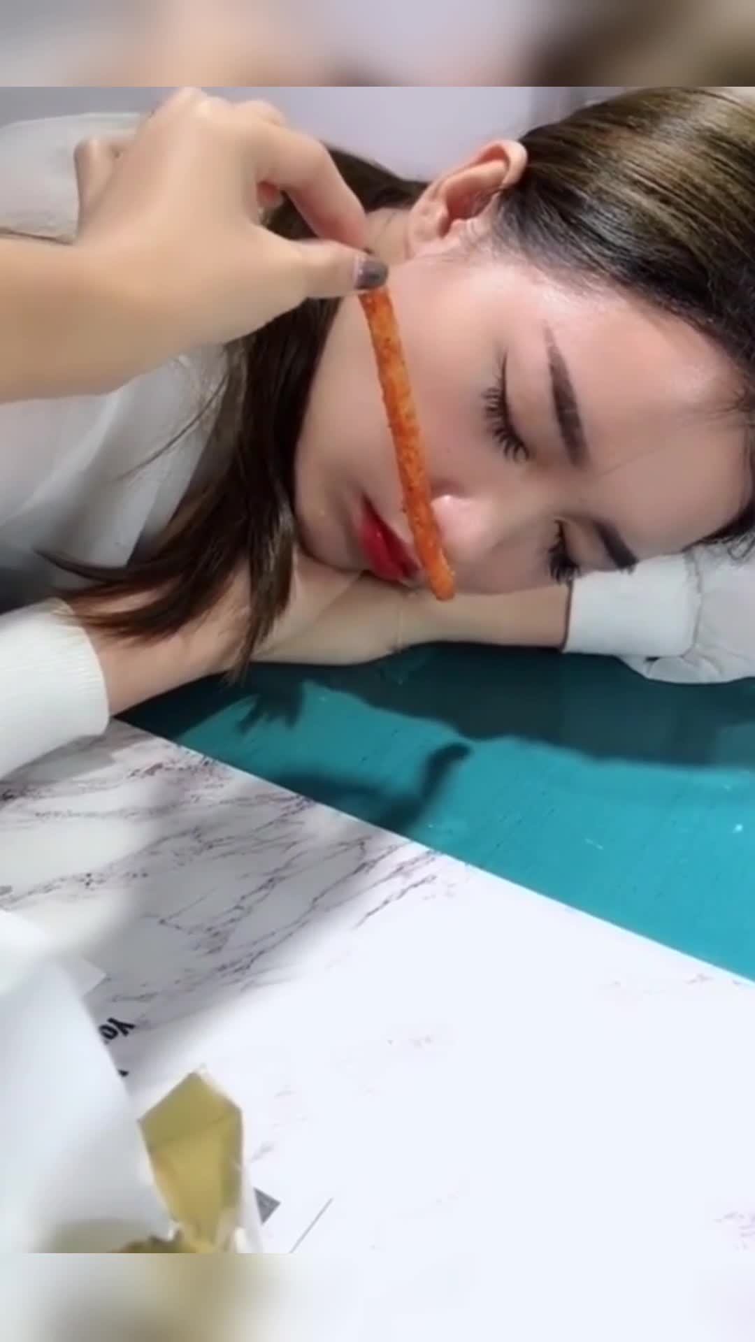 我要上热门#辣条的诱惑,美女睡觉闻到这气味都流口水!