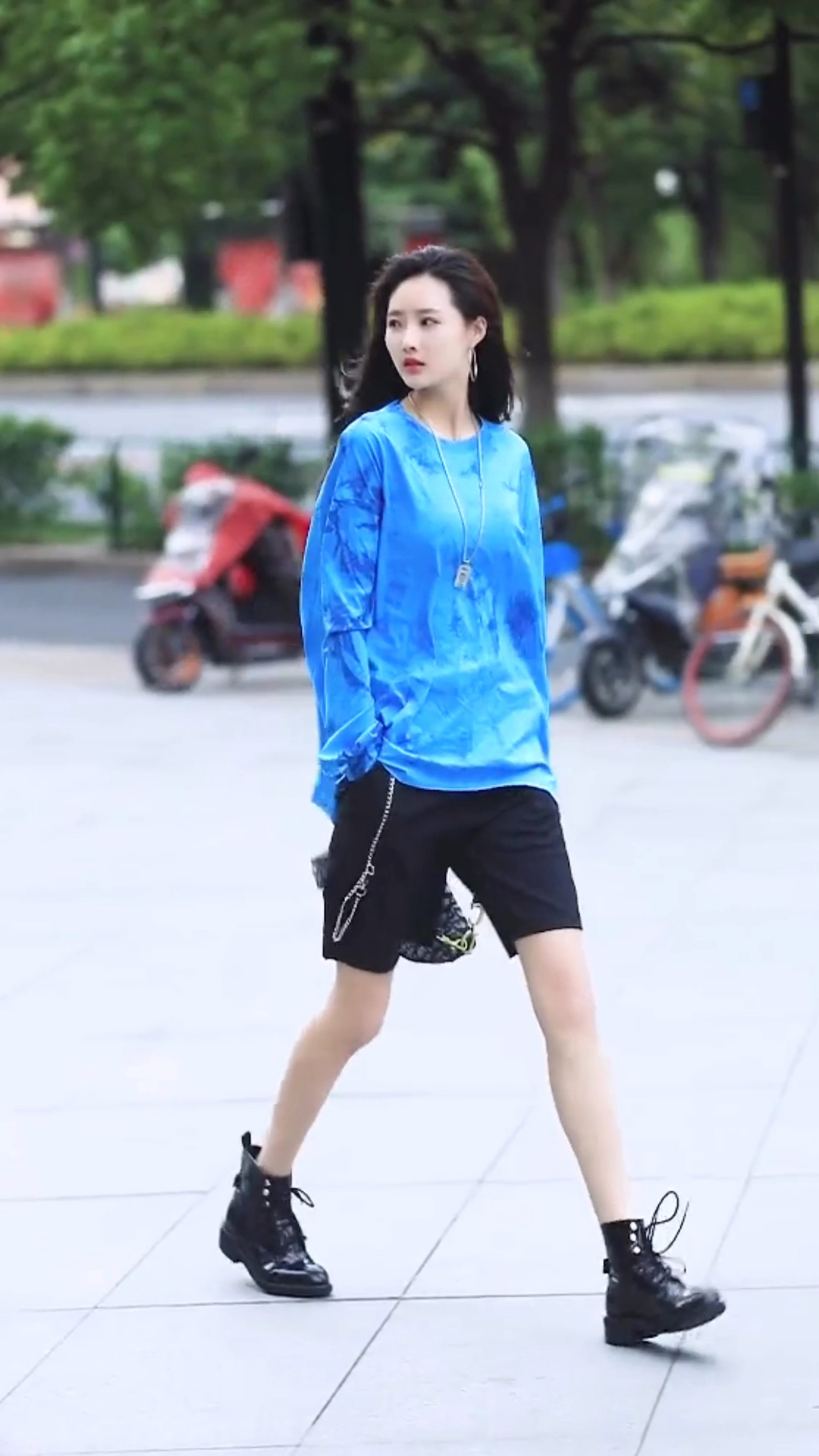 晨妍在街拍的时候永远都那么可爱