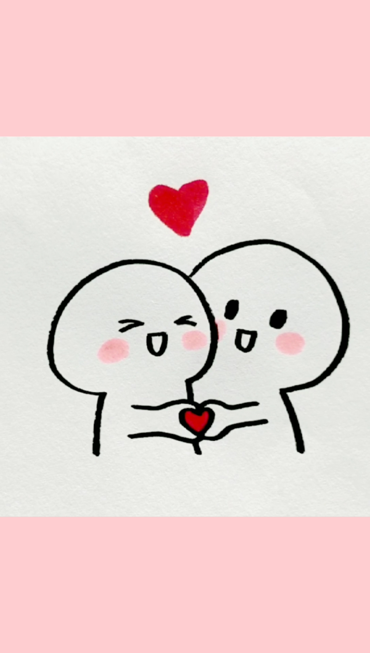 两个小可爱在"比心"