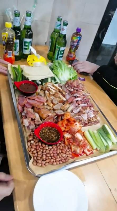 搞笑视频#无敌下酒菜,下酒无敌菜,桌桌必点!就这菜够不够硬?