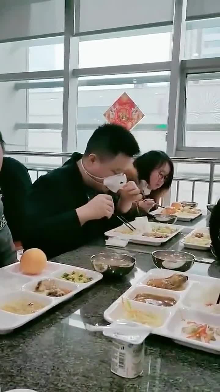 淡定哥戴口罩吃饭,隔壁小姐姐笑翻了