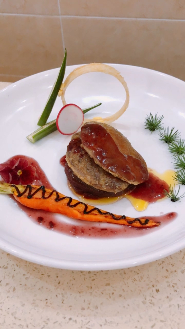 法式鹅肝配蓝莓汁