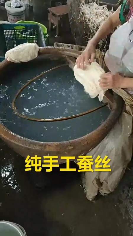 抽丝剥茧,古法纯手工蚕丝被制作,你有见过这种操作吗?